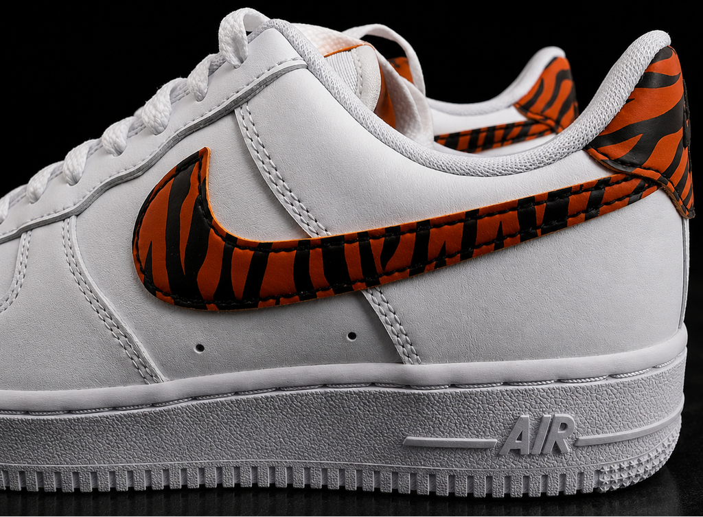 Nike Air Force 1 '07 Tiger Swoosh Femme vue latérale gauche détail Swoosh tigre